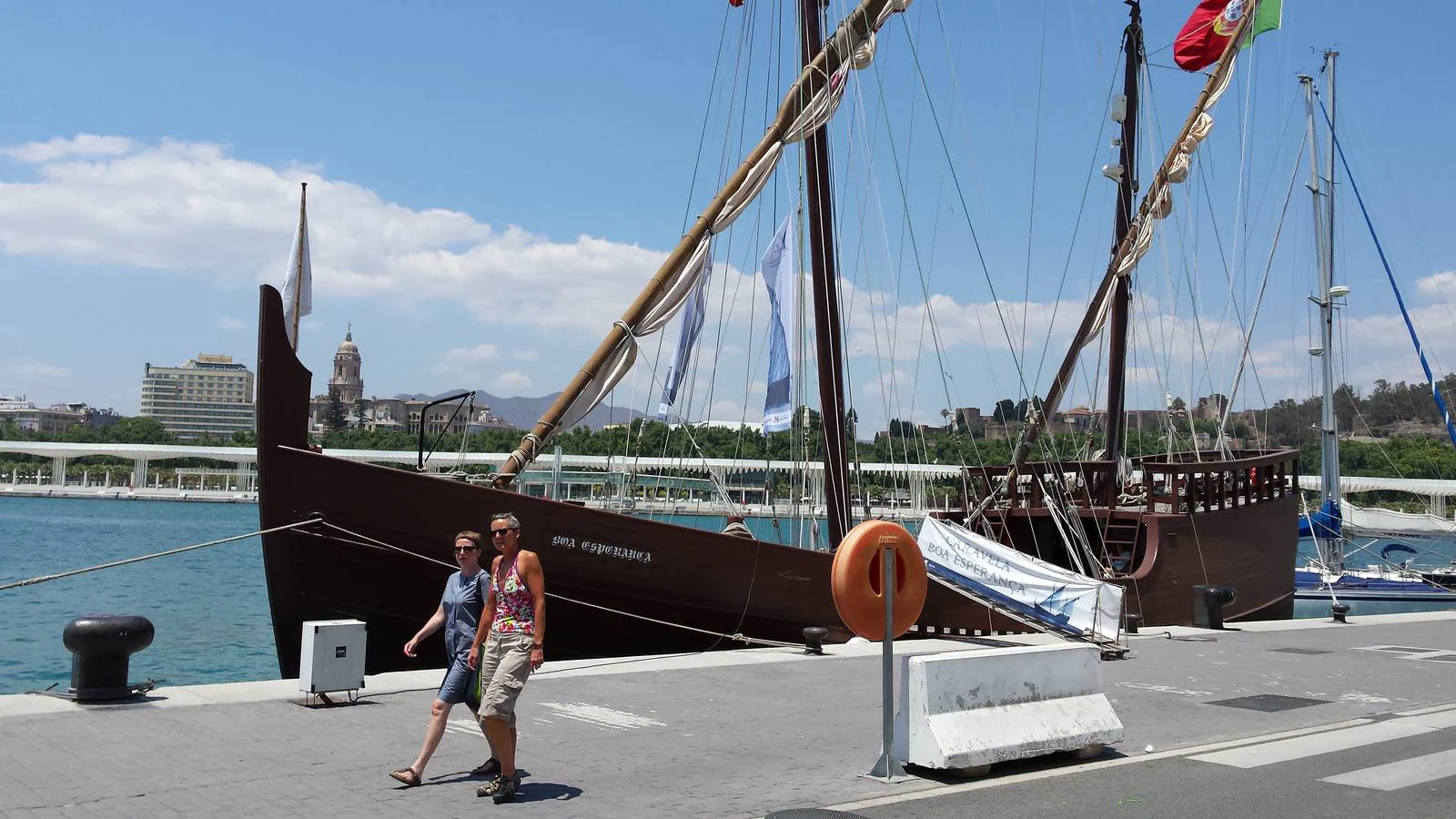 Llega al puerto de Málaga la carabela 'Boa Esperanza'