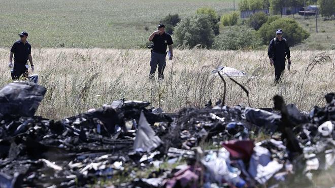 Tercer día de búsqueda de restos humanos en el lugar donde se estrelló el MH17