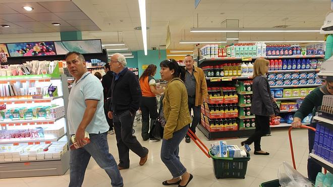 Los españoles gastaron 100 euros menos en alimentación en 2014