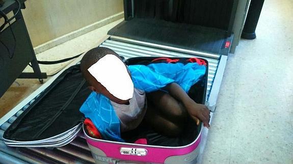 Ceuta regulariza la situación sanitaria y escolar del 'niño de la maleta'