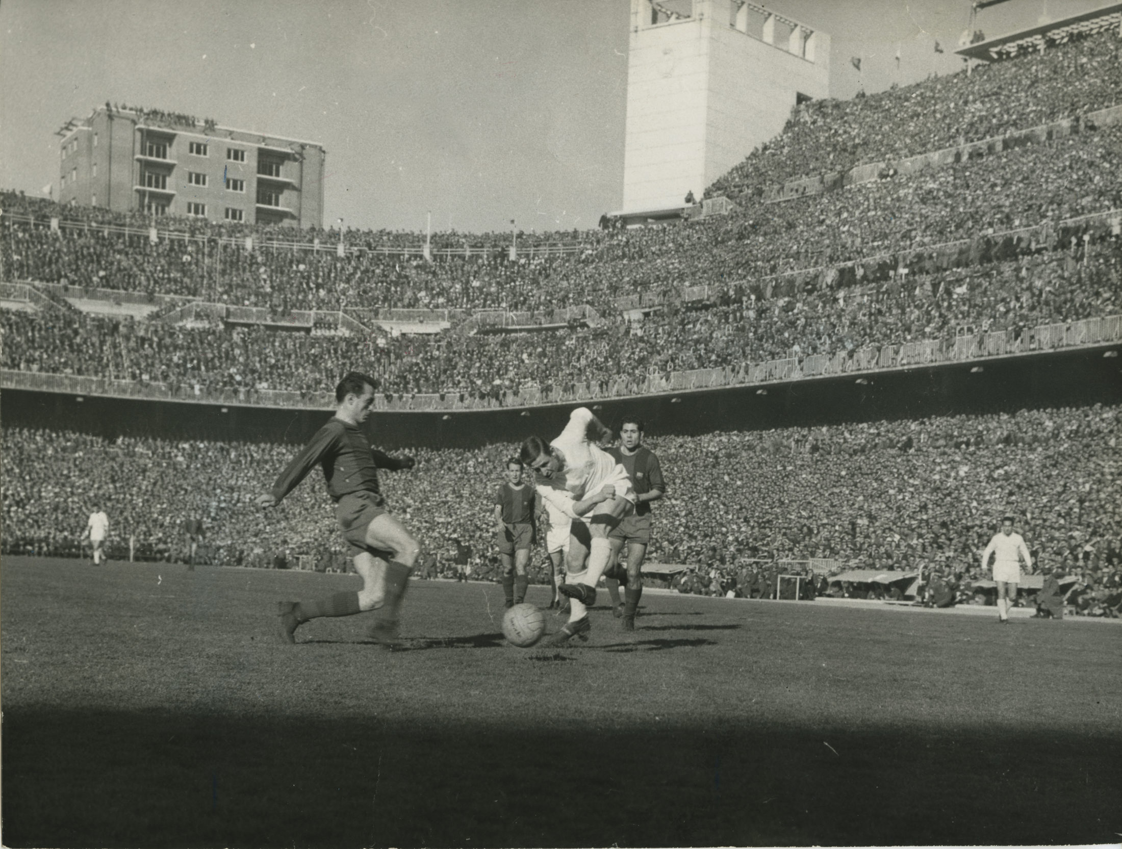 <div>5</div><div><h2>Así se vivió en el estadio</h2><p>Como mencionaron algunas crónicas de la época, ElClásico televisado por primera vez era ni más ni menos que el “partido del siglo”. El duelo terminó con un 1-0 a favor de los blancos. En la imagen, Kopa remata a puerta ante un Santiago Bernabéu completo.<span class='Apple-converted-space'> </span></p></div>