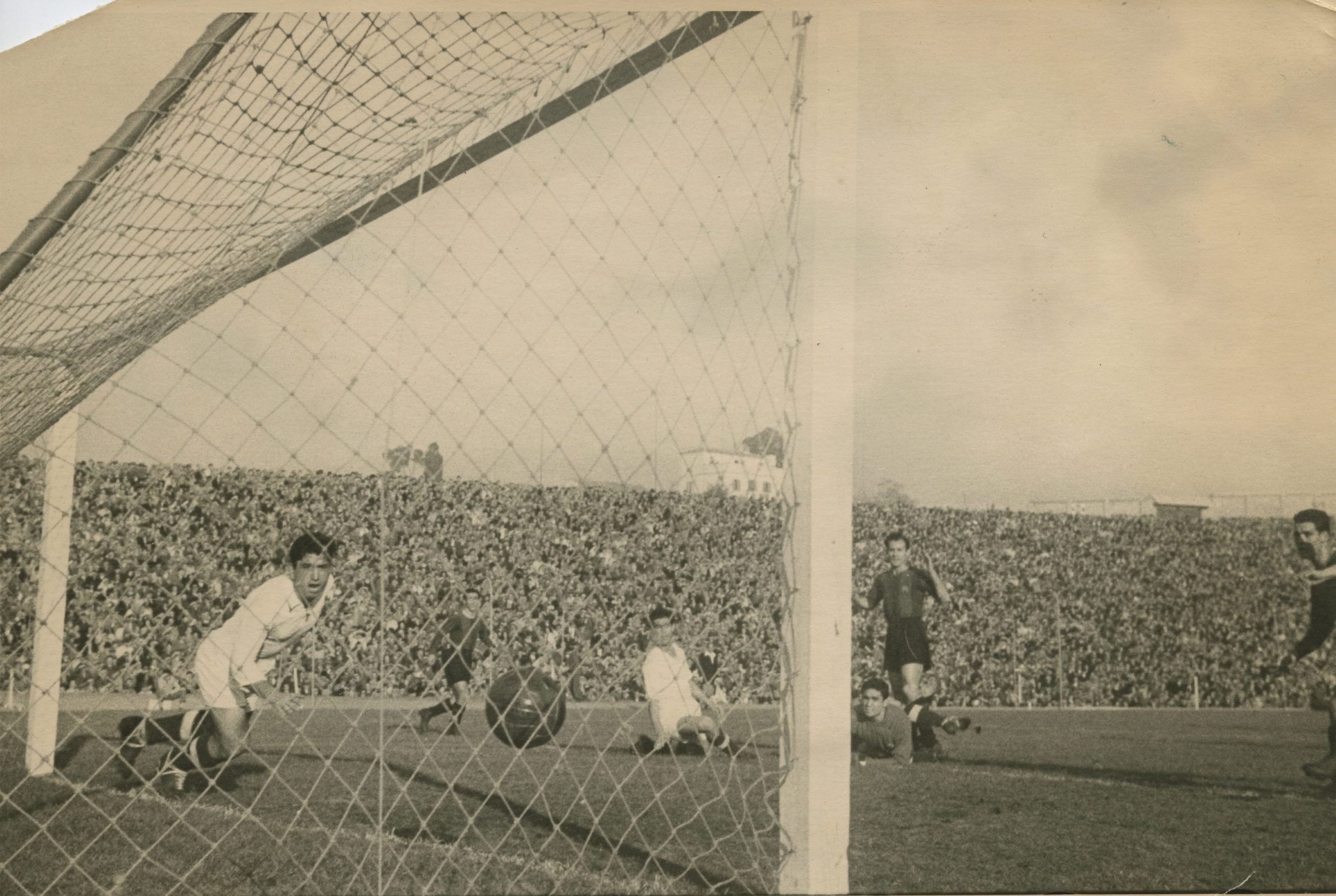 <div>3</div><div><h2>ElClásico que se celebró en el campo del Atlético de Madrid</h2><p>Debido a las obras en el estadio de Chamartín, durante la temporada 1946-47 y parte de la 1947-48 el Atlético de Madrid (por entonces llamado Atlético Aviación) compartió el Metropolitano con el Real Madrid. Esta imagen muestra un lleno total del estadio durante el encuentro celebrado en 1946. En la imagen, Terán, portero del Real Madrid, no puede evitar que el balón entre en su portería.</p></div>