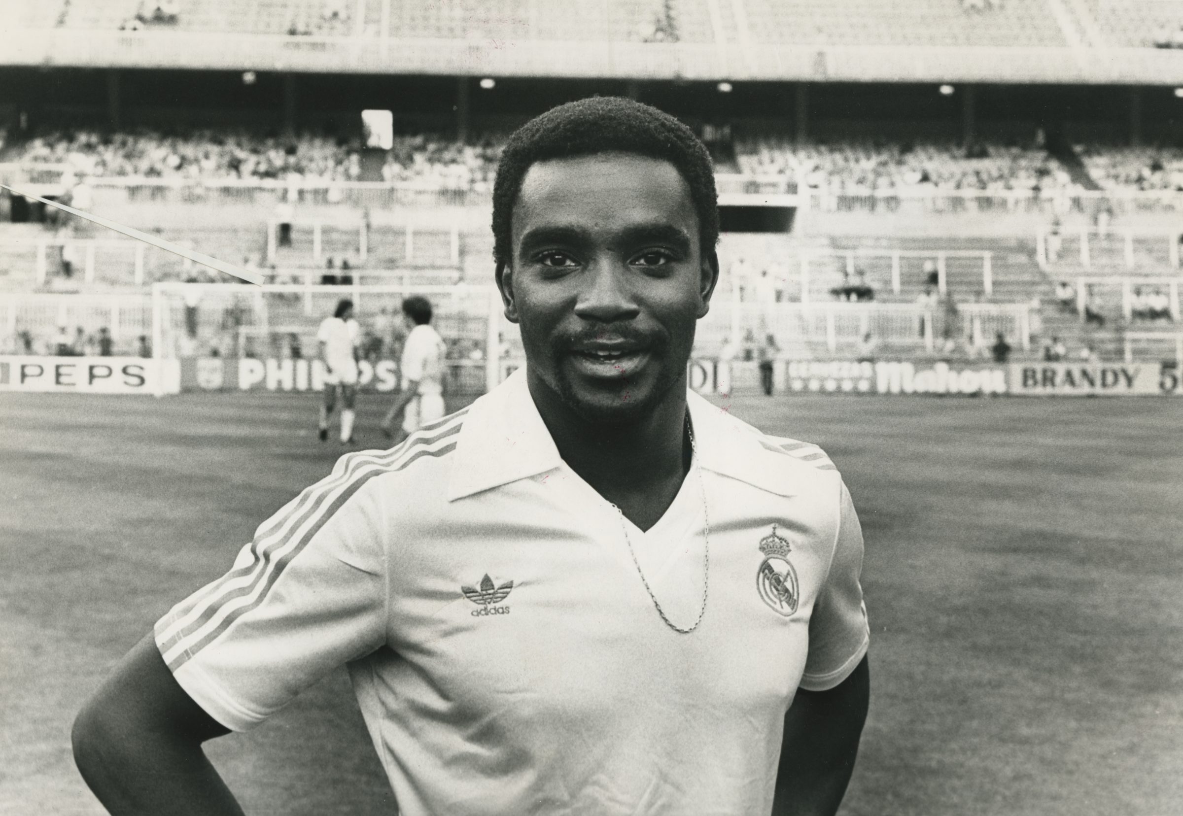 <div>11</div><div><h2>La sonora ovación a Laurie Cunningham en el Camp Nou</h2><p>Laurie Cunningham llegó al Real Madrid en 1979 y se fue cuatro años más tarde con el reconocimiento no solo de su club, sino también del de su mayor rival. El inglés fue el protagonista de una clamorosa ovación en el Camp Nou tras una brillante actuación en ElClásico celebrado el 10 de febrero de 1980.</p></div>