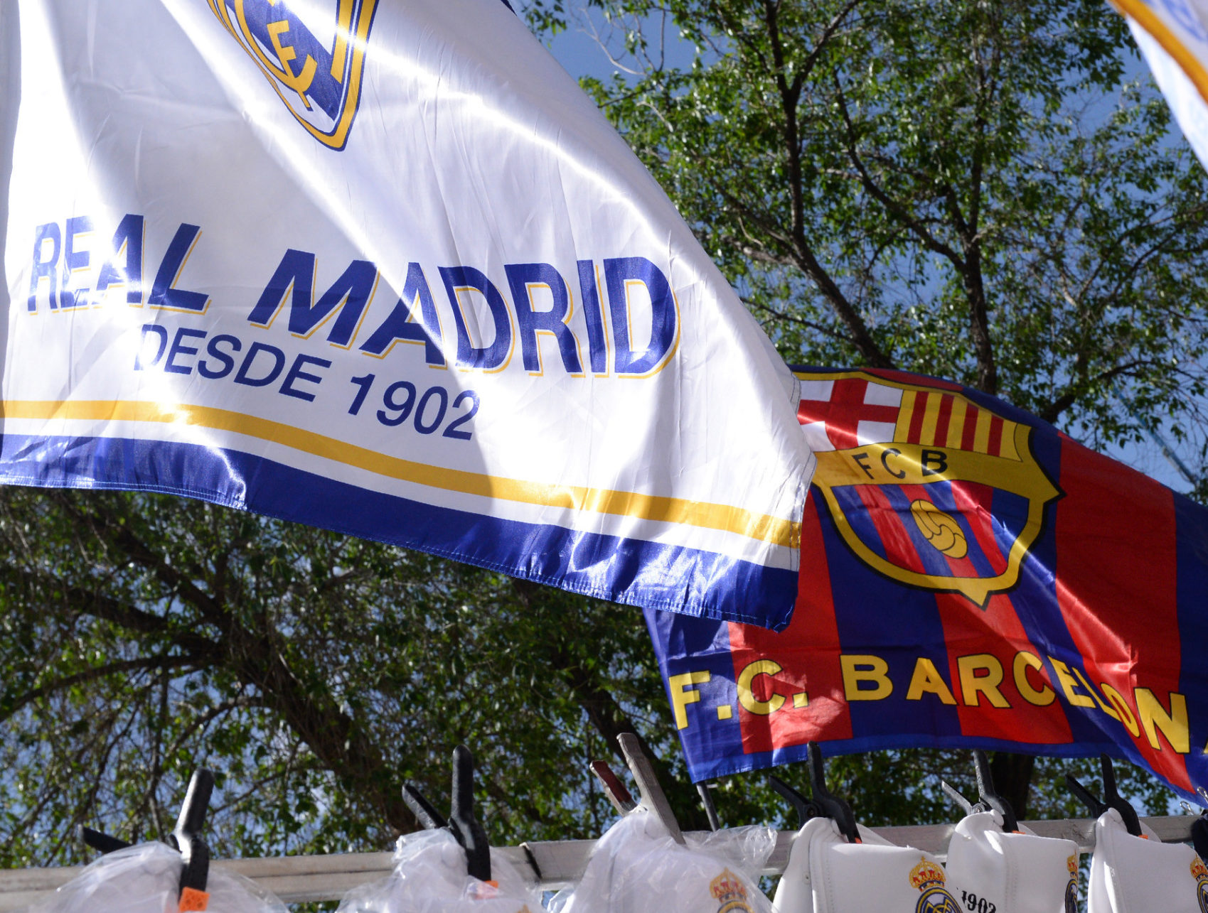 <div>15</div><div><h2>ElClásico sigue latiendo temporada tras temporada</h2><p>Este sábado, a las 20:45, el estadio Santiago Bernabéu será testigo de un nuevo encuentro entre el Real Madrid y el FC Barcelona, en esta ocasión, el partido correspondiente a la jornada 26 de LaLiga Santander. Una vez más, ElClásico volverá a hacernos vibrar de emoción con cada jugada.</p></div>