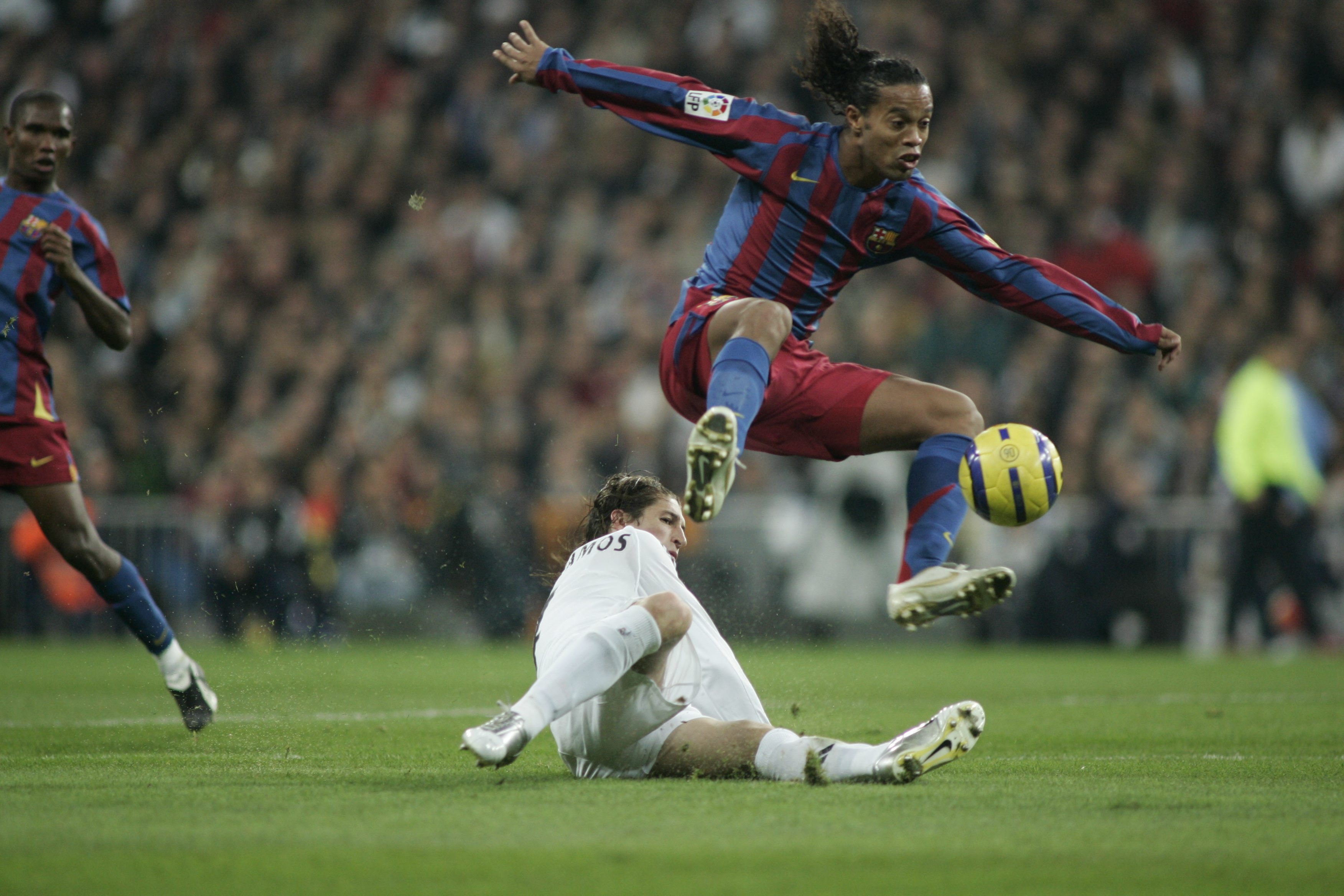 <div>12</div><div><h2>Cuando Ronaldinho puso en pie al Bernabéu</h2><p>El público merengue también reconoció la magia de uno de los jugadores visitantes de manera unánime el 19 de noviembre de 2005. Esa jornada, Ronaldinho salió ovacionado del Santiago Bernabéu tras marcar dos de los goles que llevarían al FC Barcelona a salir victoriosos con un 0-3.</p></div>