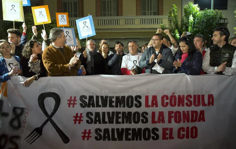 Cientos de personas se concentran en Málaga en apoyo de La Cónsula