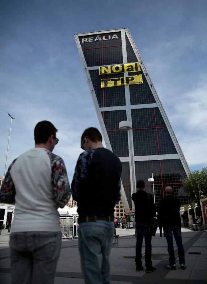 Activistas de Greenpeace escalan las torres Kio de Madrid