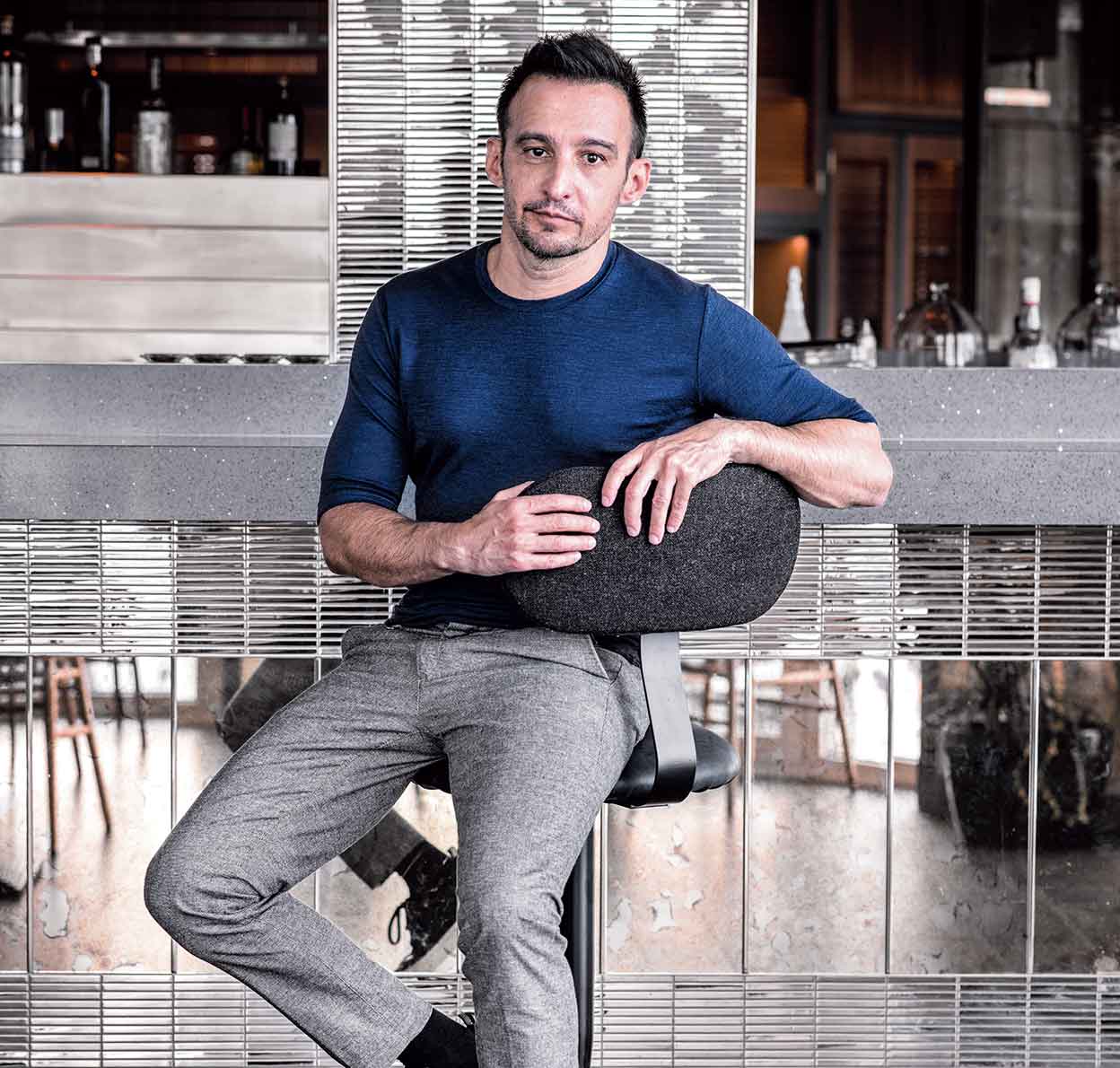 «Con mis historias intento huir de mí mismo»