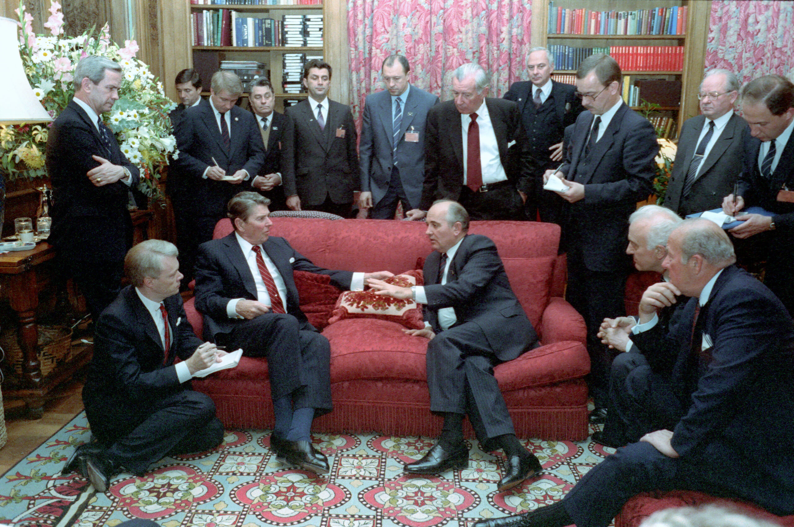 El día que Reagan declaró a Rusia 'ilegal' delante de Gorbachov
